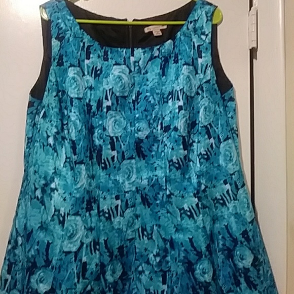 Beautiful womans dress - Picture 2 of 2